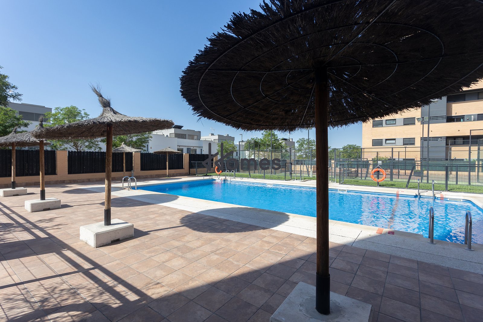 PISO DE 3 HABITACIONES 2 BAÑOS, 2 PLAZAS DE GARAJE Y TRASTERO EN LA MEJOR URBANIZACION DE MOSTOLES